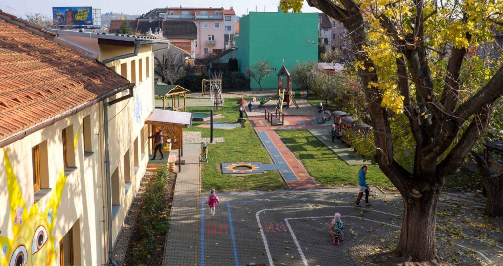 pohled na dětské hřiště mateřské školy